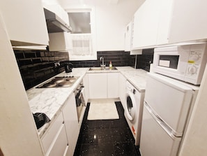 Apartment | Private kitchen | Fridge, microwave, oven, stovetop - Cosy two Bedroom Apartment in Thornton Heath (Thornton Heath)