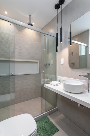A modern bathroom with a glass shower enclosure, a white sink, and a large mirror. - FMS-31 (Rio de Janeiro)