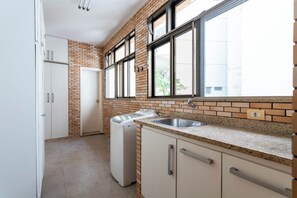 Apartment | Private kitchen | Microwave, cookware/dishes/utensils - FMS-31 (Rio de Janeiro)