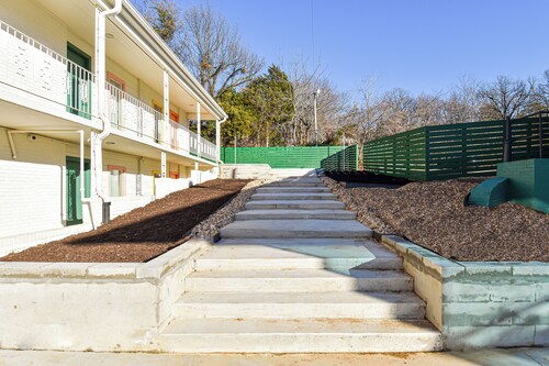 Mid-Century Themed Hotel Room in Fayetteville, AR - The Clementine on College #2