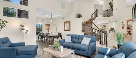 Smart-TV, Videospiele, Tischfußball, Tischtennisplatte