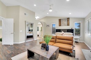 5 Schlafzimmer, Schreibtisch, Bügeleisen/Bügelbrett, kostenloses WLAN