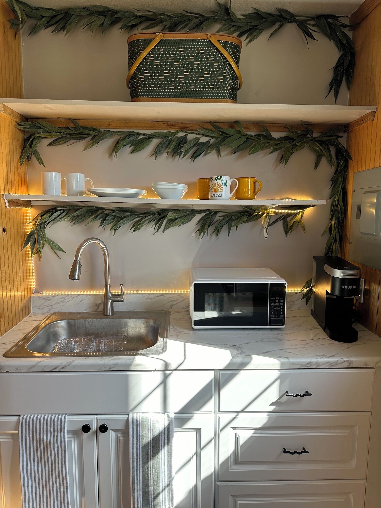 Coffee/tea maker, cookware/dishes/utensils