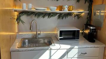 Coffee/tea maker, cookware/dishes/utensils