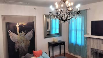 Smart TV, fireplace