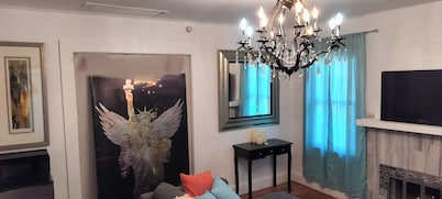 Directly on Riverwalk in Downtown Bradenton Walking trail out your front door!