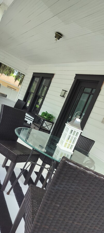 Directly on Riverwalk in Downtown Bradenton Walking trail out your front door!