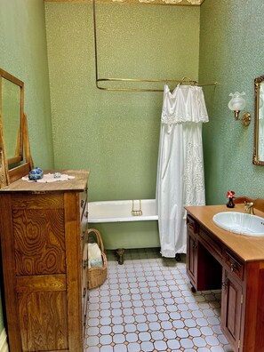 免費梳洗用品、番梘、洗頭水、廁紙