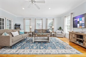 Smart TV, books - 1min WALK -> Beach, SFH with Backyard, HotTub, BBQ (North Myrtle Beach)