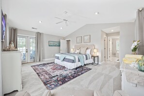 4 bedrooms, desk, iron/ironing board, travel crib - 1min WALK -> Beach, SFH with Backyard, HotTub, BBQ (North Myrtle Beach)