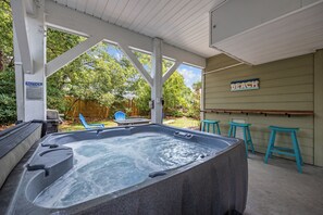 Terrace/patio - 1min WALK -> Beach, SFH with Backyard, HotTub, BBQ (North Myrtle Beach)