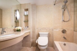 Un bagno moderno con lavabo, servizi igienici e vasca da bagno.