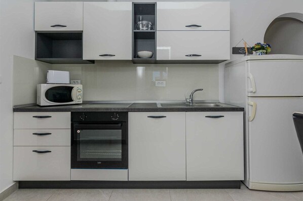 Refrigerador, microondas, parrilla de estufa y cafetera y tetera