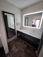 Escritorio, espacio para trabajar con laptop y cortinas blackout