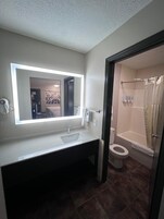 Escritorio, espacio para trabajar con laptop y cortinas blackout 