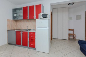 Refrigerador, microondas, parrilla de estufa y cafetera y tetera 