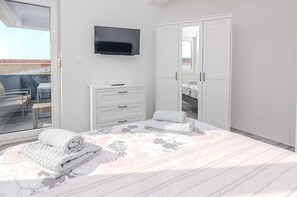 3 bedrooms, iron/ironing board, free WiFi, bed sheets