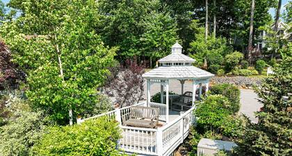 Charming Studio with Stunning Bay Views, AC, and Internet