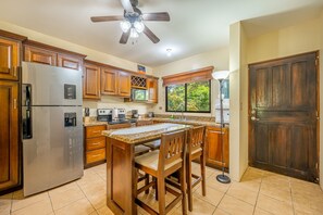 Mikrowelle, Ofen, Herdplatte, Wasserkocher mit Kaffee-/Teezubehör