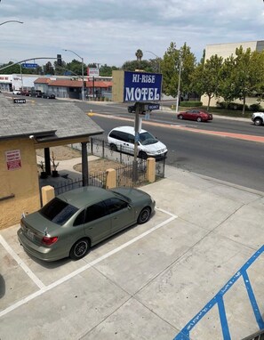 Terrace/patio - Hi Rise Motel (Lynwood)