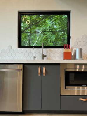 Fridge, microwave, oven, stovetop - Modern Cottage in Muskoka. Sauna, hot tub, lake water access and kids room. (Huntsville)