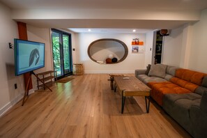 Smart TV, lareira, livros