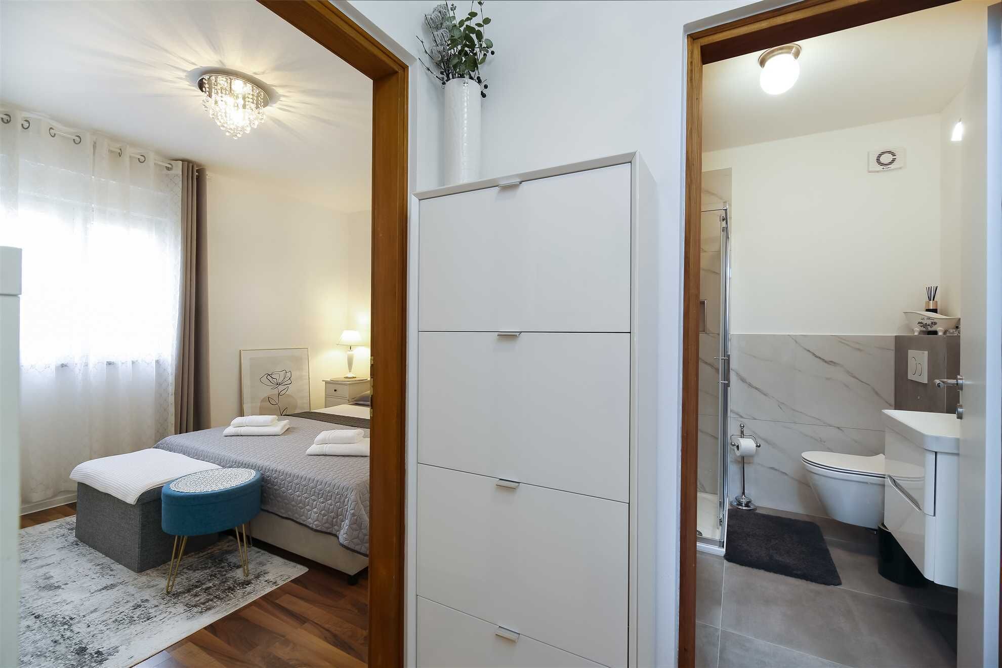 シャワー、ヘアドライヤー、タオル