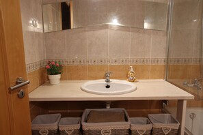 Hair dryer, bidet, towels - Chateau Batalha (Batalha)