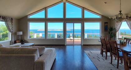 Modern retreat with beautiful ocean view, decks, gas grill and Wifi