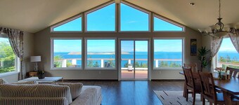 Modern retreat with beautiful ocean view, decks, gas grill and Wifi