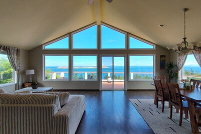 Modern retreat with beautiful ocean view, decks, gas grill and Wifi