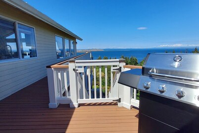Modern retreat with beautiful ocean view, decks, gas grill and Wifi