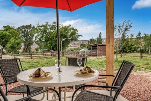 Adobe Creek Cottage - Serene Setting Close to Golf, Mountain Biking & Hiking