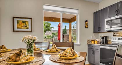 Adobe Creek Cottage - Serene Setting Close to Golf, Mountain Biking & Hiking