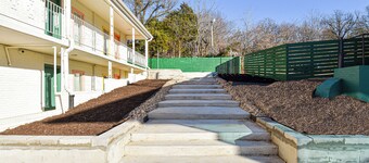 Mid-Century Themed Hotel Room in Fayetteville, AR - The Clementine on College #3