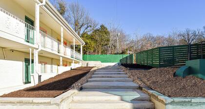Mid-Century Themed Hotel Room in Fayetteville, AR - The Clementine on College #3