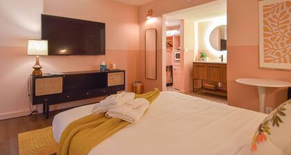 Mid-Century Themed Hotel Room in Fayetteville, AR - The Clementine on College #3