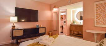 Mid-Century Themed Hotel Room in Fayetteville, AR - The Clementine on College #3