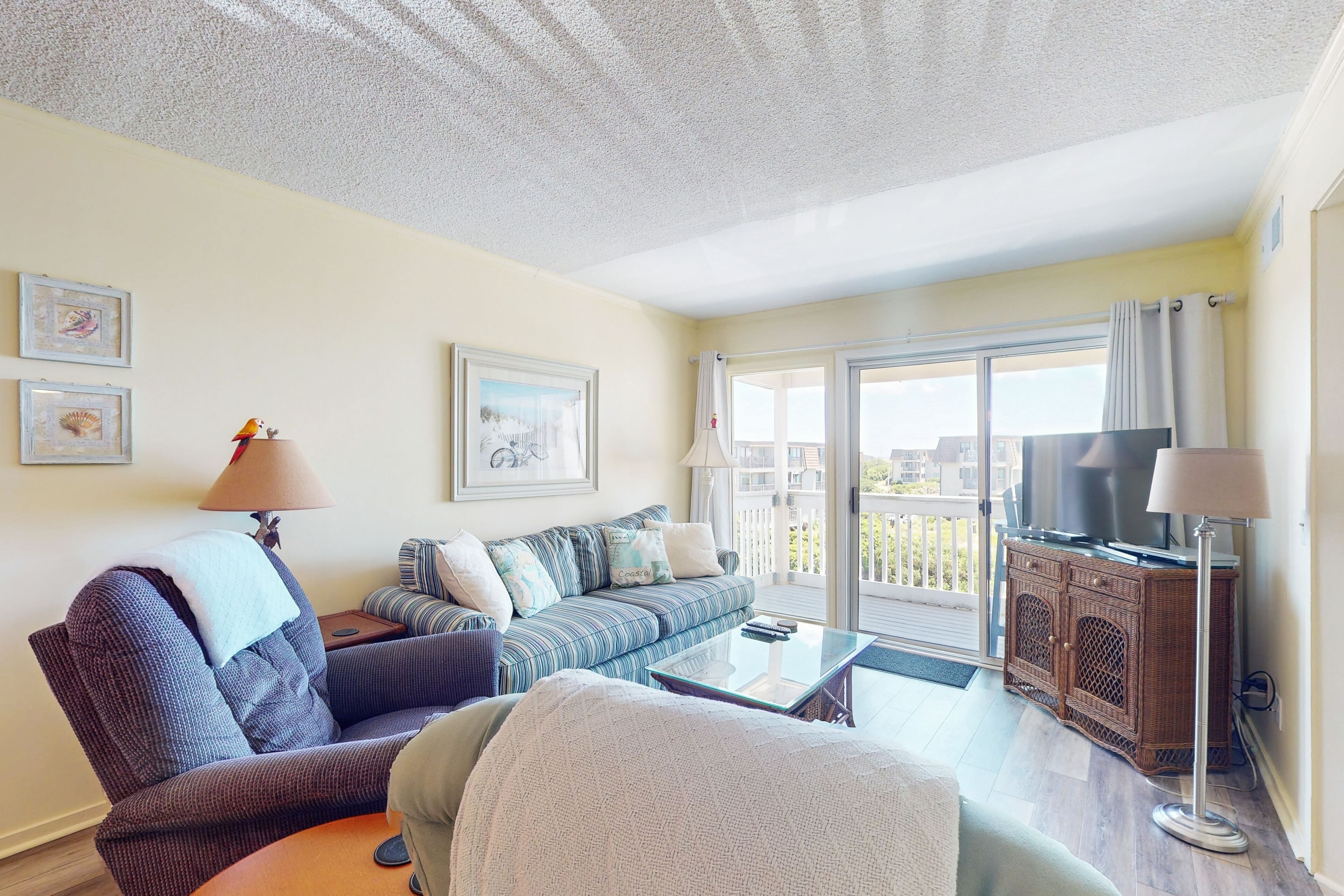 Beachfront condo w/shared pool & ample outdoor amenities