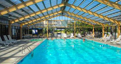 Beachfront condo w/shared pool & ample outdoor amenities
