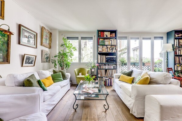 Fernseher, Bücher, Musikbibliothek