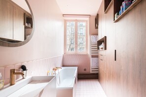 Dusche, Haartrockner, Handtücher, Toilettenpapier