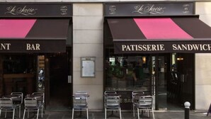 Un restaurant et un bar avec une terrasse et une pâtisserie.