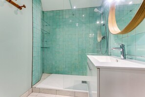 Shower, hair dryer, towels, toilet paper