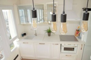 Frigorífico, microondas, lavavajillas y cafetera o tetera