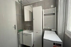 Shower, hair dryer, toilet paper