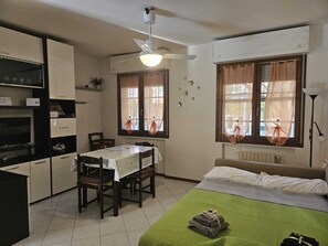 2 chambres, bureau, fer et planche à repasser, lit parapluie