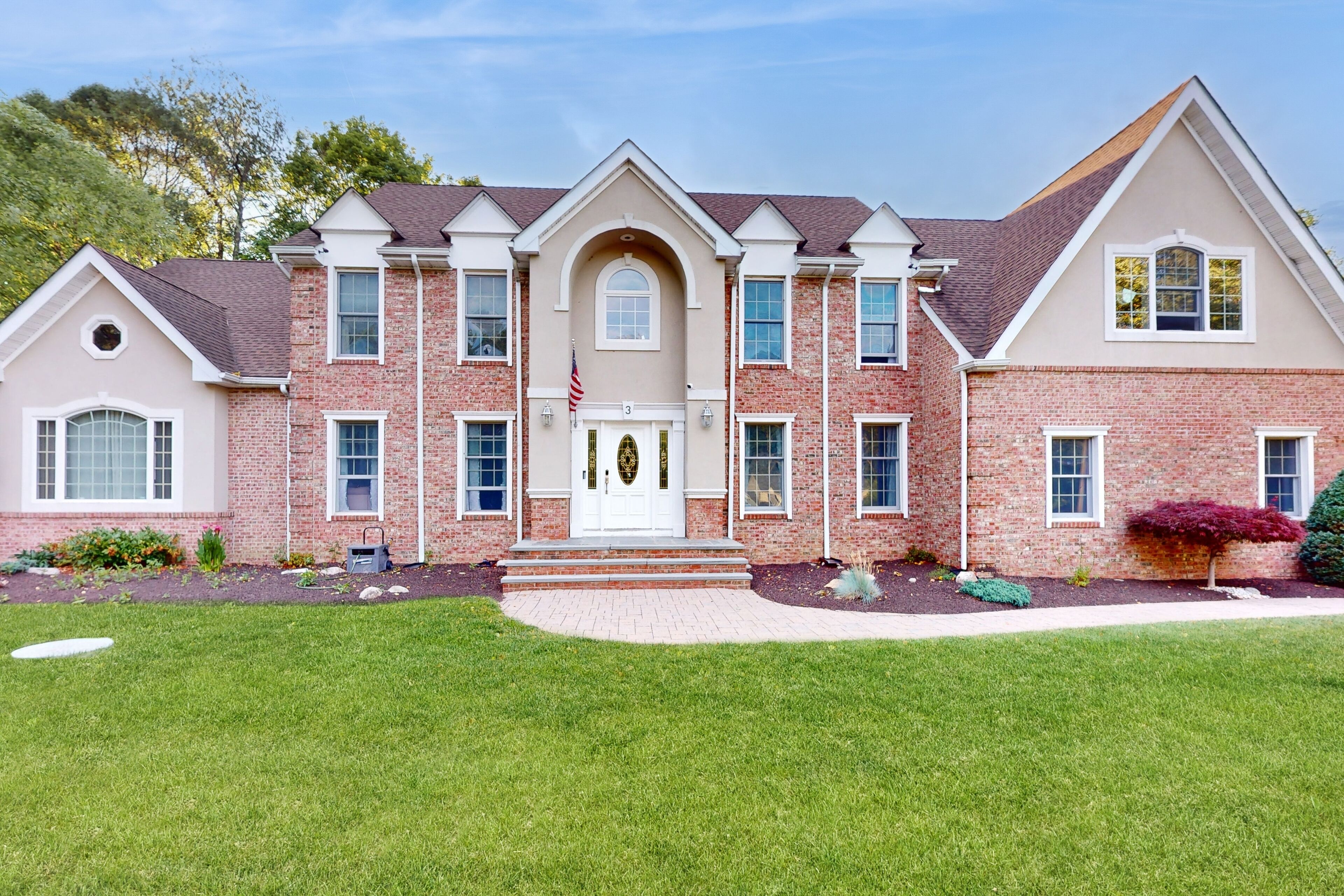 Spacious and Luxurious House with Heated Pool, Hot Tub and Gas Grill