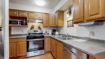 Jääkaappi, mikroaaltouuni, uuni, liesi