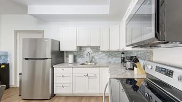 Fridge, oven, stovetop, coffee/tea maker